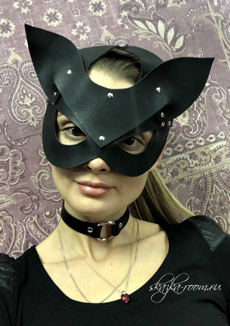 Кожаная маска Кошки с клепками (черная)