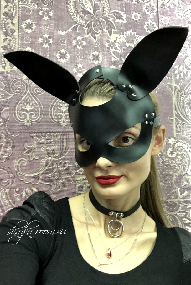 Кожаная маска Кролика с клепками (черная)