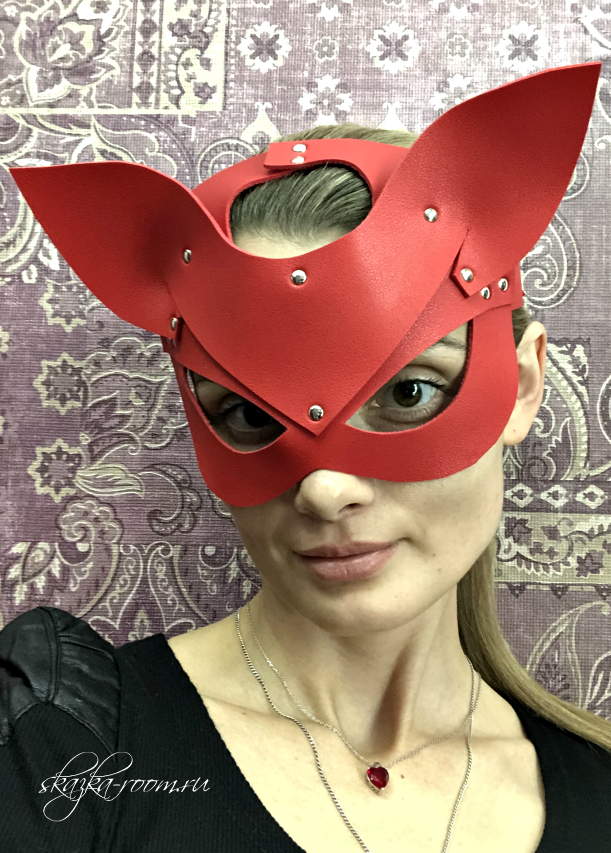 Кожаная маска Кошки с клепками (красная)