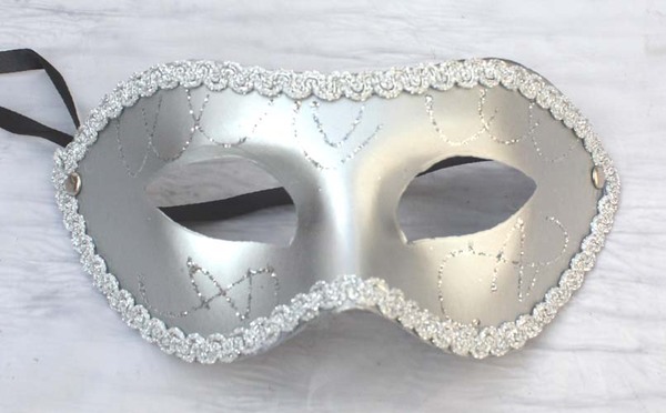 Венецианская маска с тесьмой (серебряная)