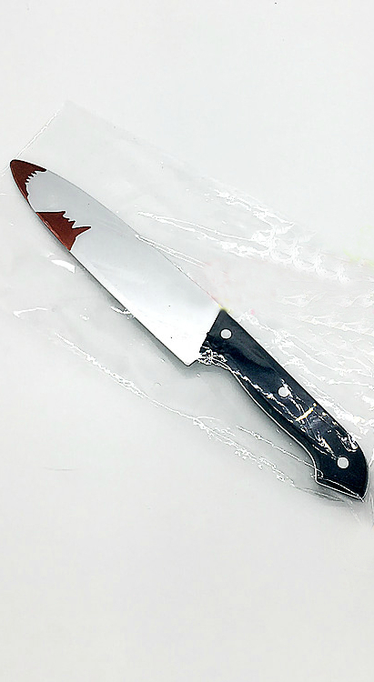 Нож с кровью
