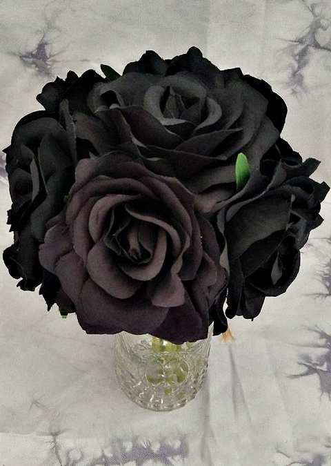 Букет черных роз на Хэллоуин