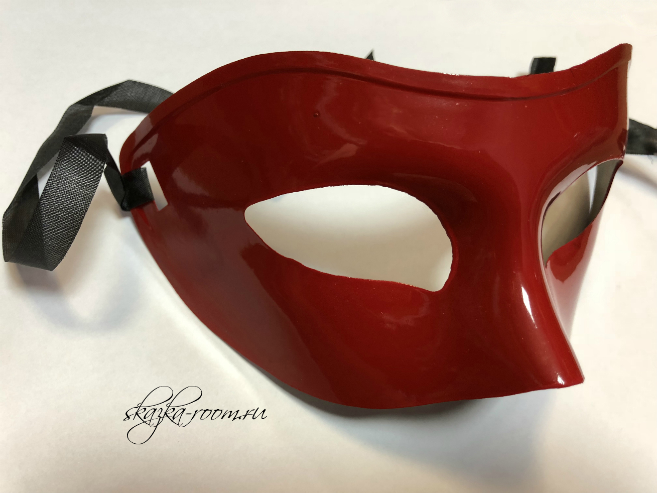 Красная маска. Красная маска из ткани. Маска классическая.